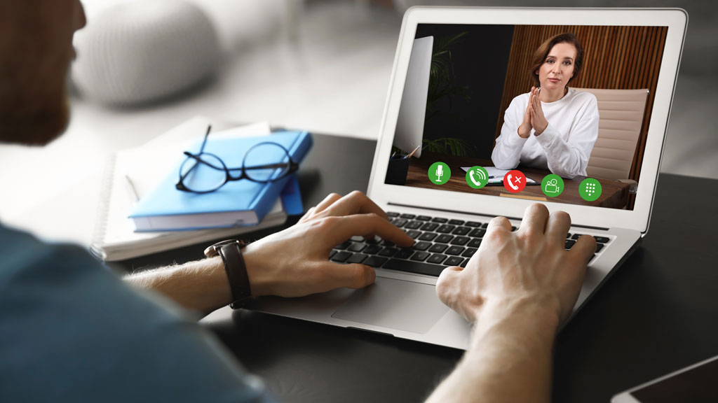 Automobiliste frustré au téléphone dans sa voiture après un accrochage